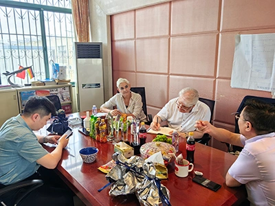 Pertukaran teknis di lokasi dengan pelanggan Jerman