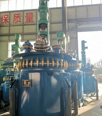 Reaktor dengan head cover non-standar