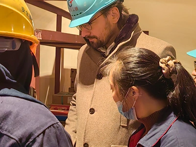 Inspeksi peralatan di lokasi oleh pelanggan Belanda