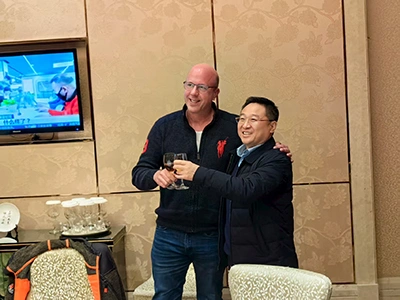 Perayaan bersama pelanggan Jerman setelah proyek sukses