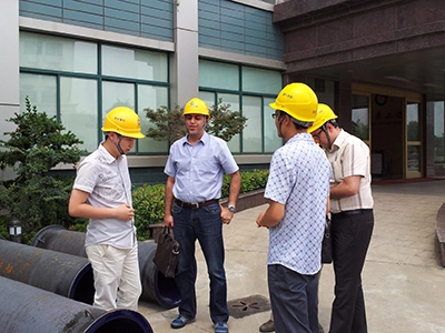 Diskusi bisnis dengan pelanggan dari Timur Tengah